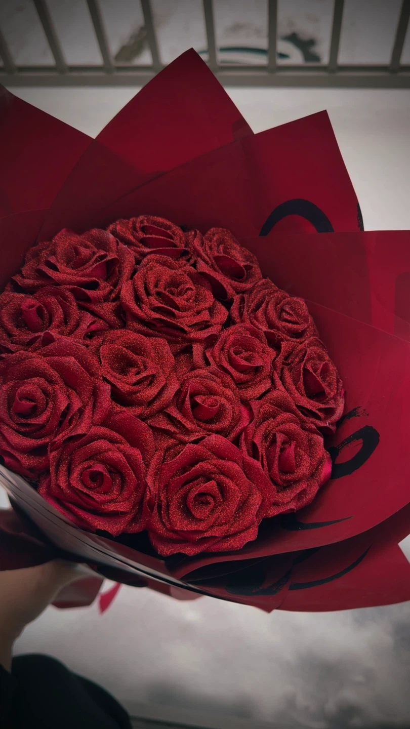 Bouquet of 12 Glittery Red Roses - photo 2