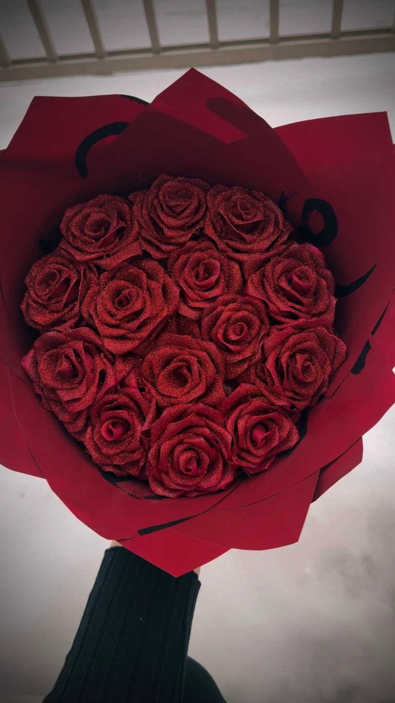 Bouquet of 12 Glittery Red Roses
