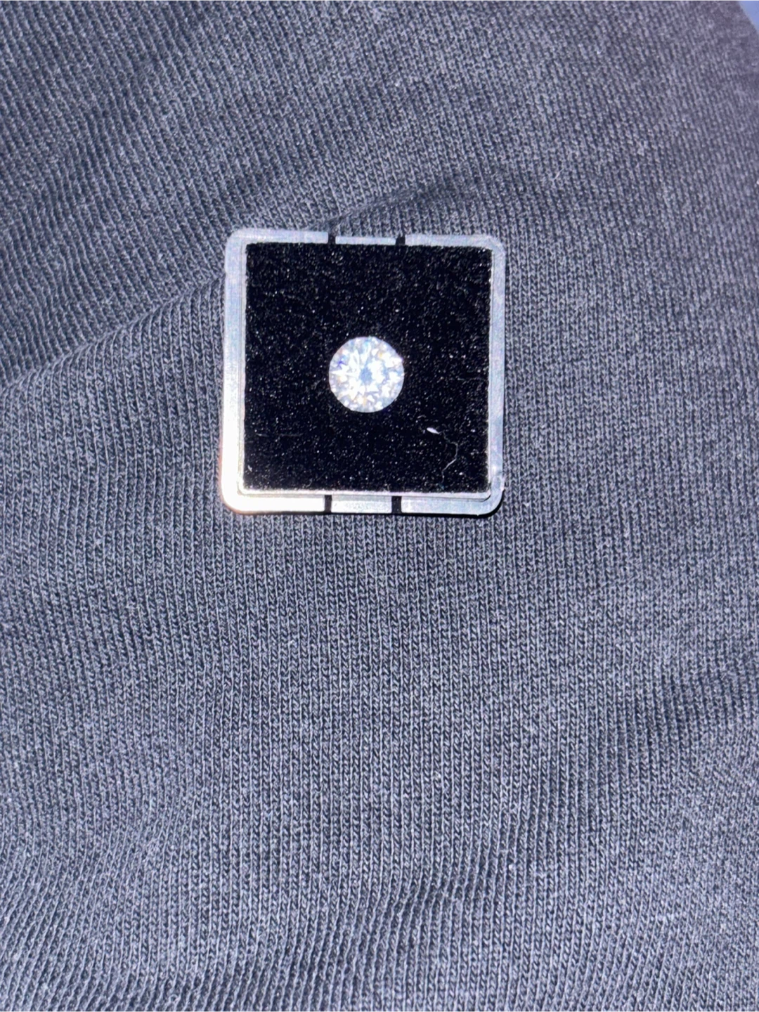 Round and oval moissanite