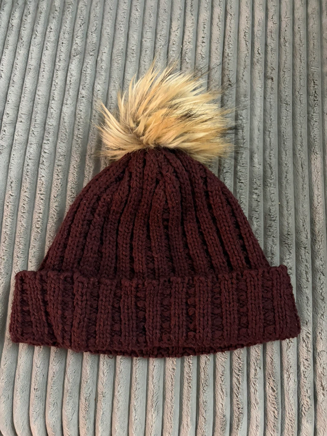 GULA Burgundy Beanie with Faux Fur Pom Pom - photo 2