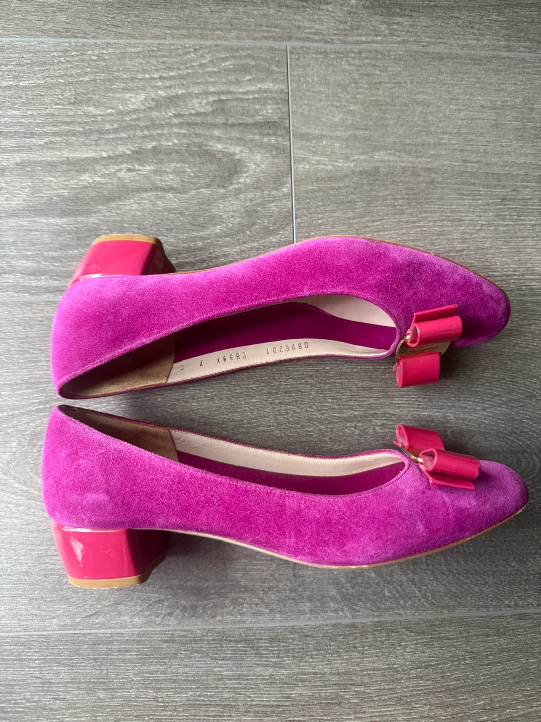 Salvatore Ferragamo Suede Vara Bow Heels - Magenta 37.5 - photo 3