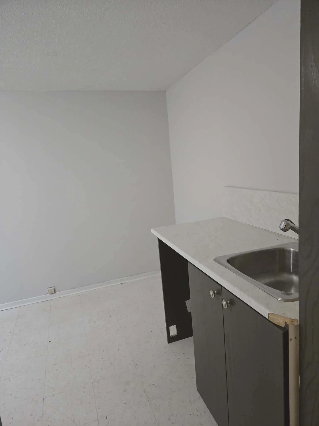 Basement for Rent - Townhouse - photo 4