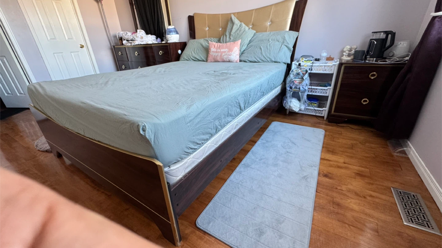 Queen bed with box and mattress - photo 2