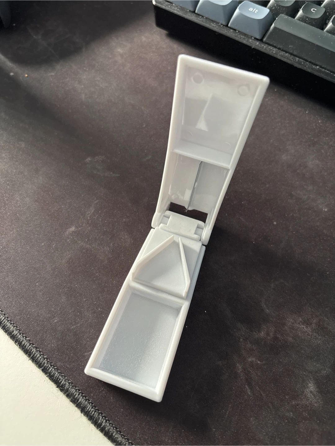 White Pill Cutter / Coupe-Pillule