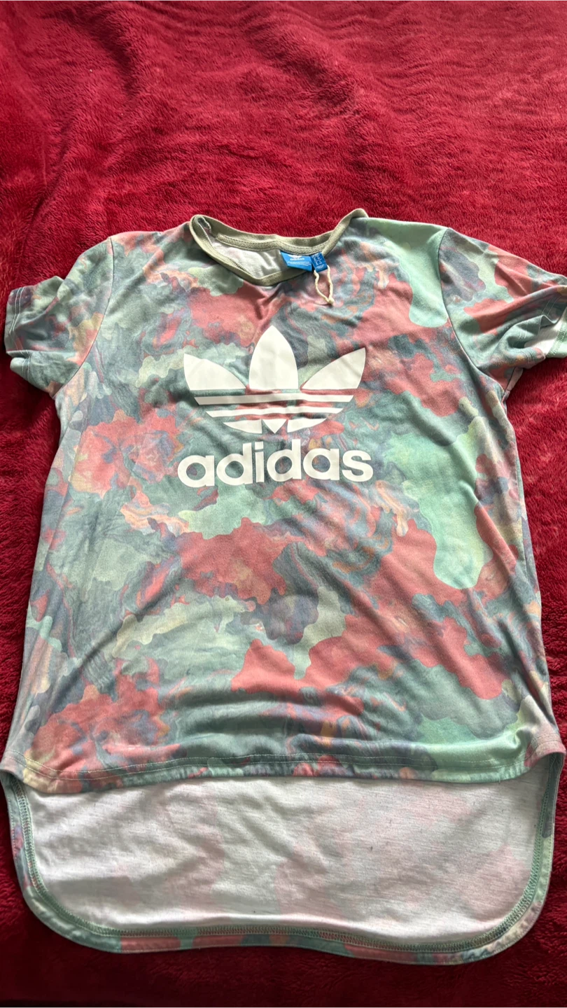 Adidas Graphic T-Shirt 🥕❤️