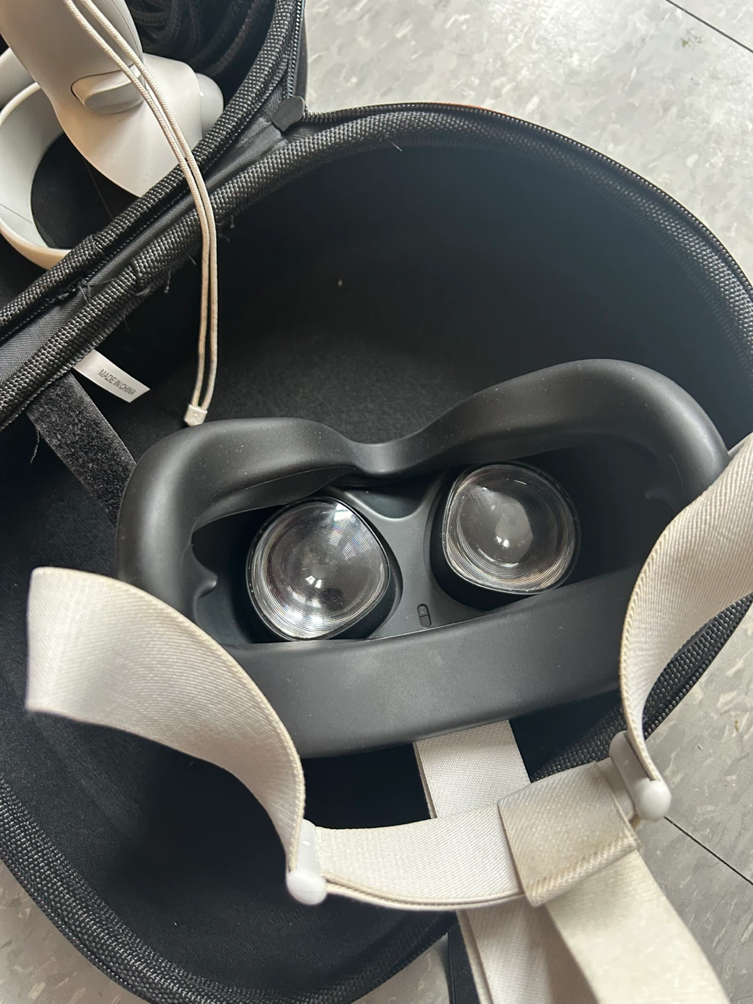 Oculus Quest 2 VR Headset with Accessories - photo 3