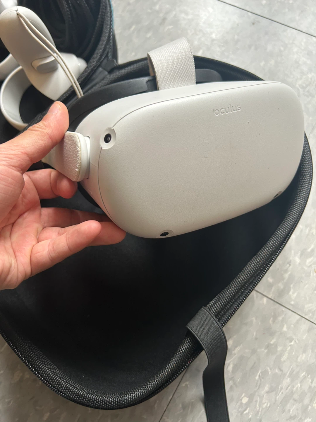Oculus Quest 2 VR Headset with Accessories - photo 2
