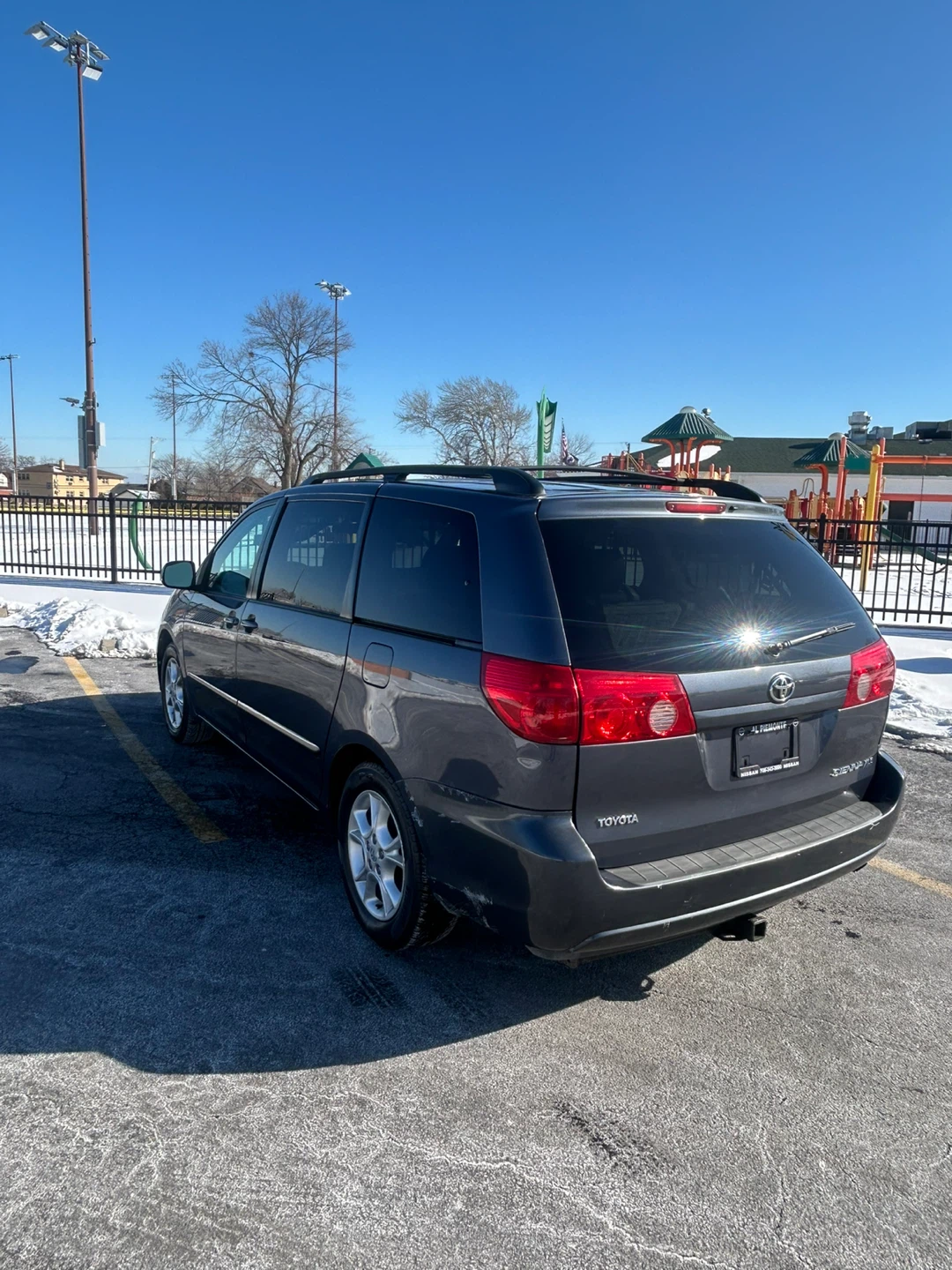 2006 Toyota Sienna XLE Minivan 4D - photo 2