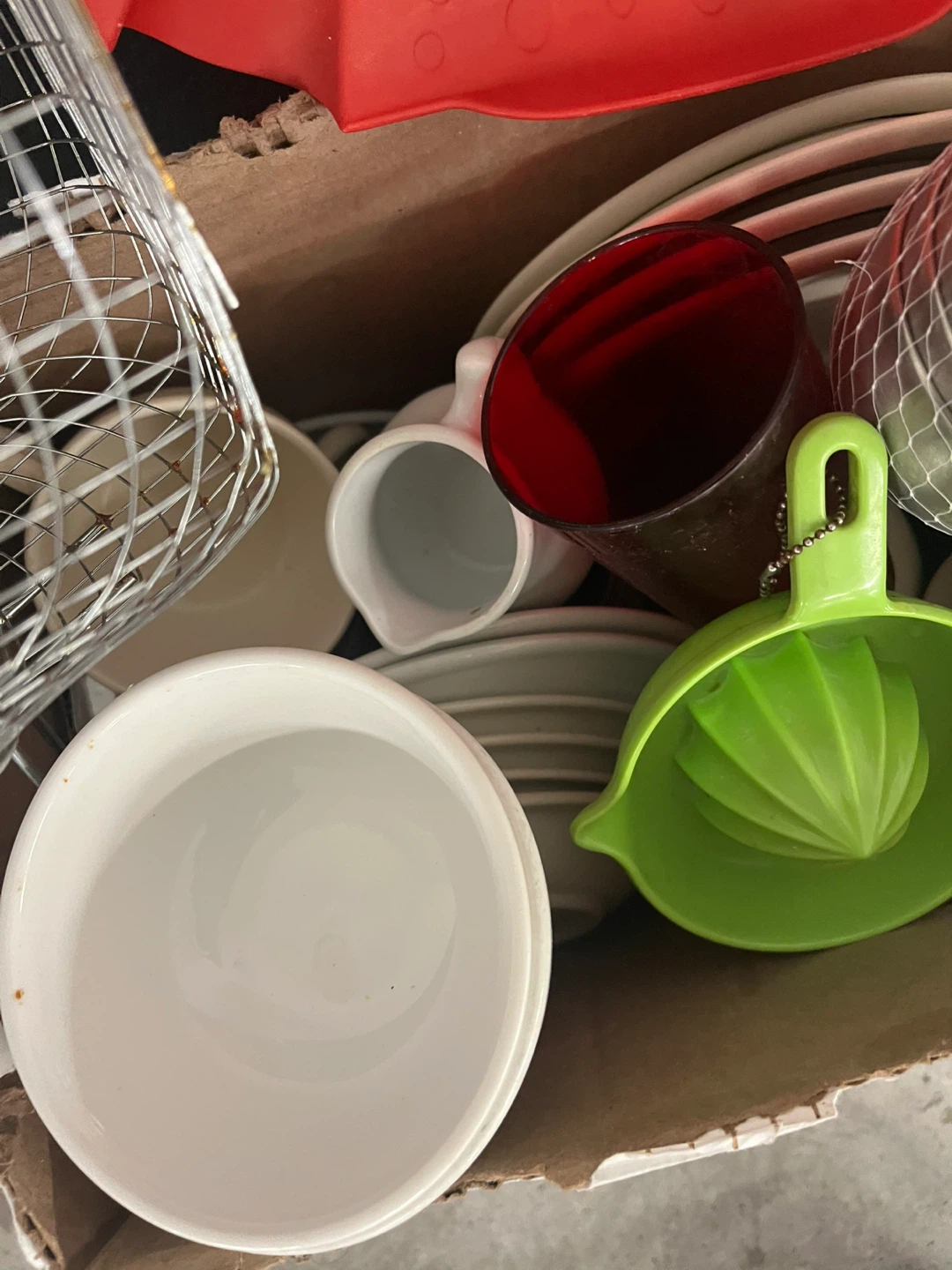 Free Kitchen cups, plates and gadget assortment - photo 5