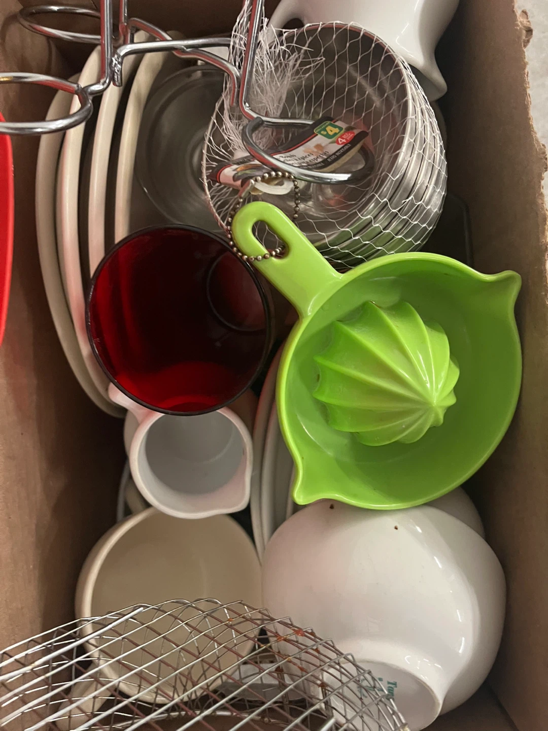 Free Kitchen cups, plates and gadget assortment - photo 2