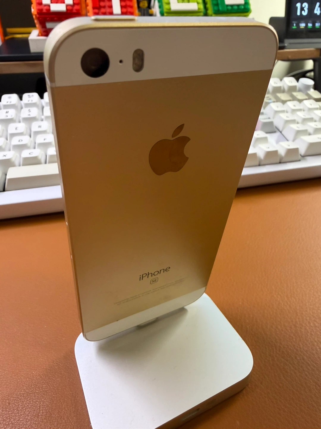 Apple iPhone SE (Gold) - photo 2