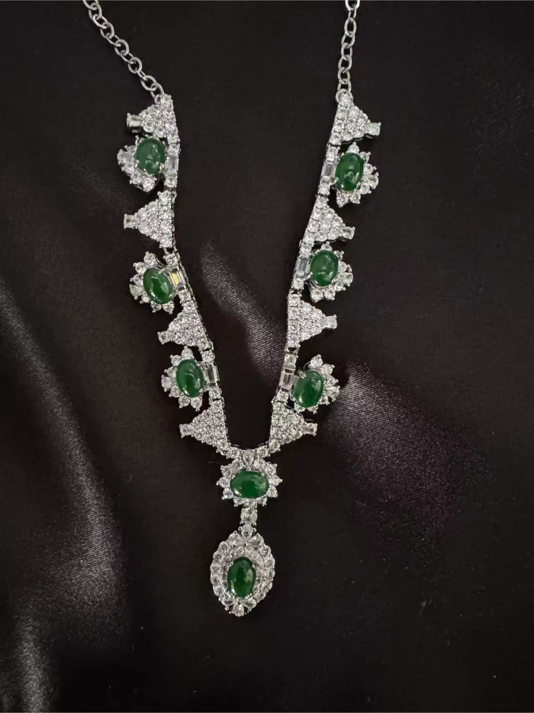 dazzling Burmese Grade A jade necklace (with certificate)