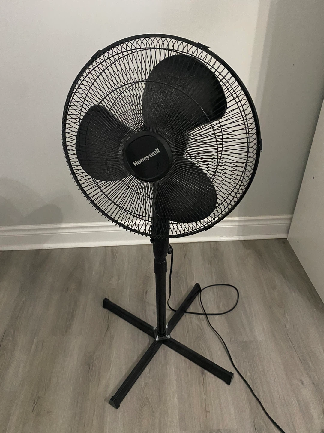 Honeywell Oscillating Stand Fan - 16" - Black