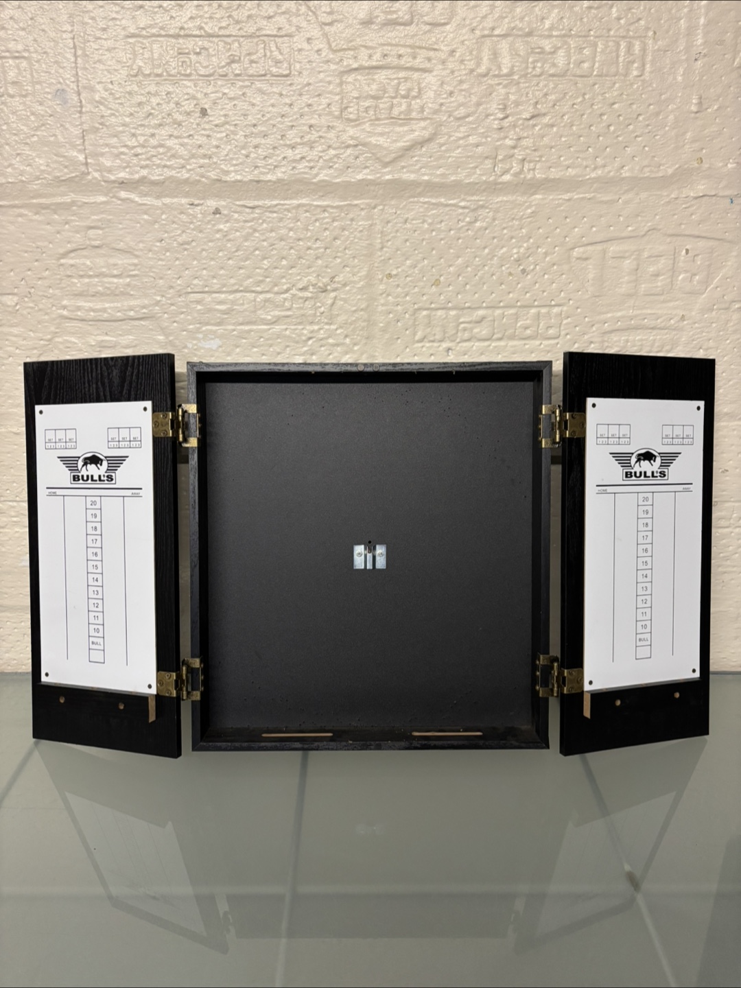 Winmau Dartboard Set with Cabinet and Darts - photo 2