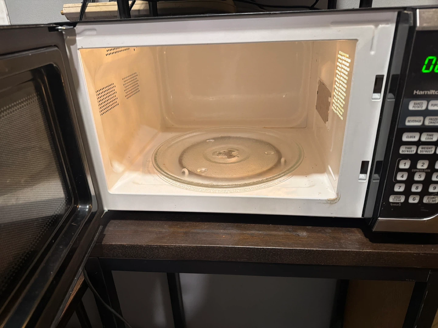 Hamilton Beach Microwave Oven - photo 2