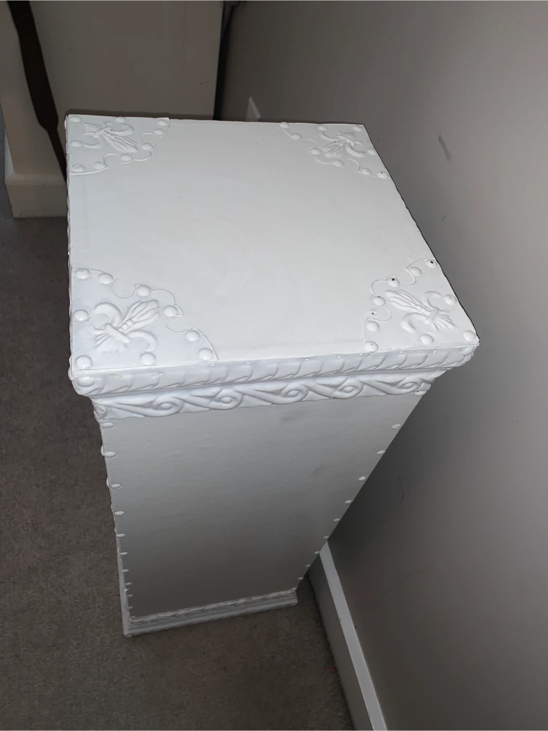 White Decorative Pedestal Stand - photo 2