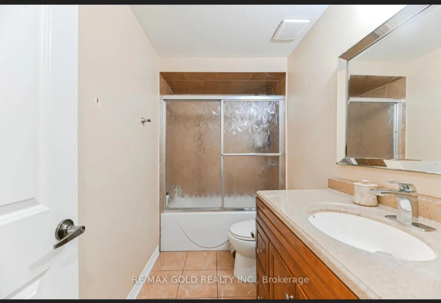 Upstairs private room for rent - photo 4