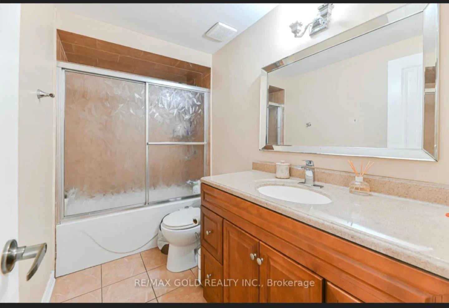 Upstairs private room for rent - photo 5