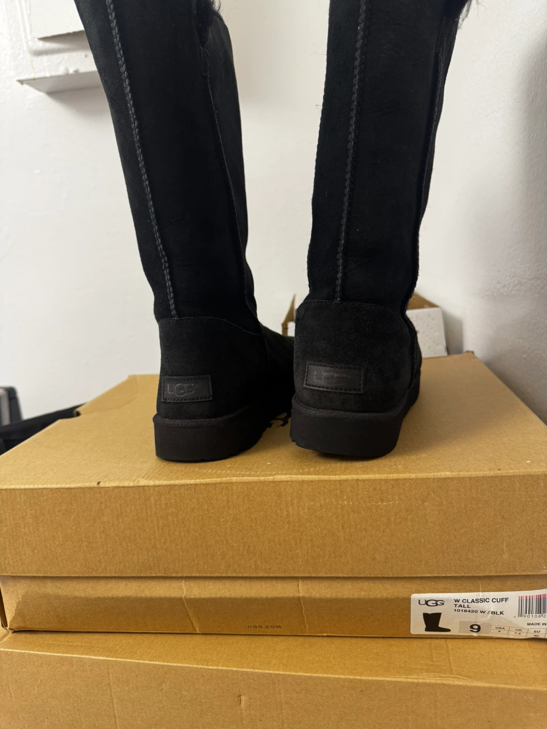UGG W Classic Cuff Boots - Black - Size 9 - photo 4