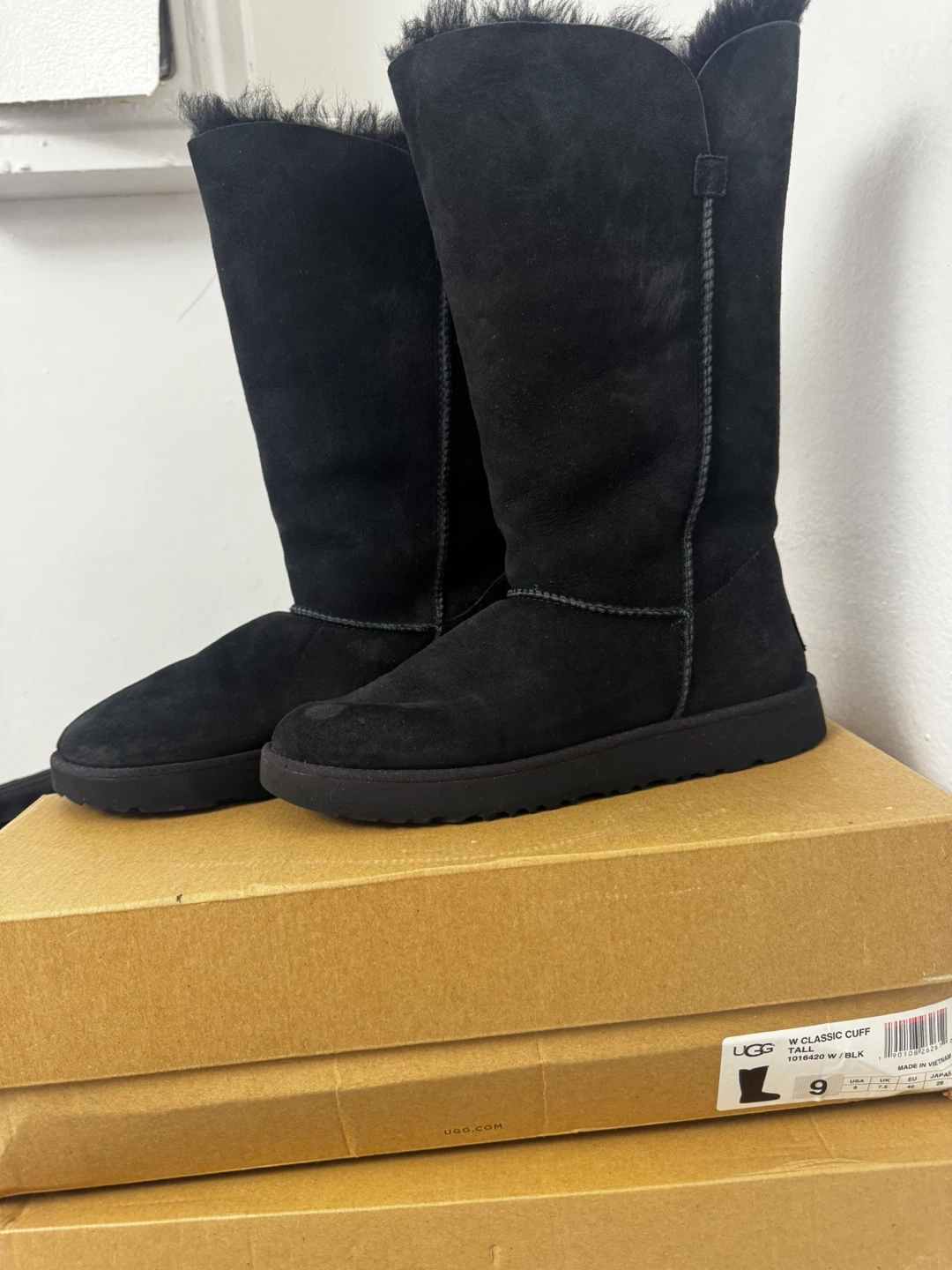 UGG W Classic Cuff Boots - Black - Size 9 - photo 2
