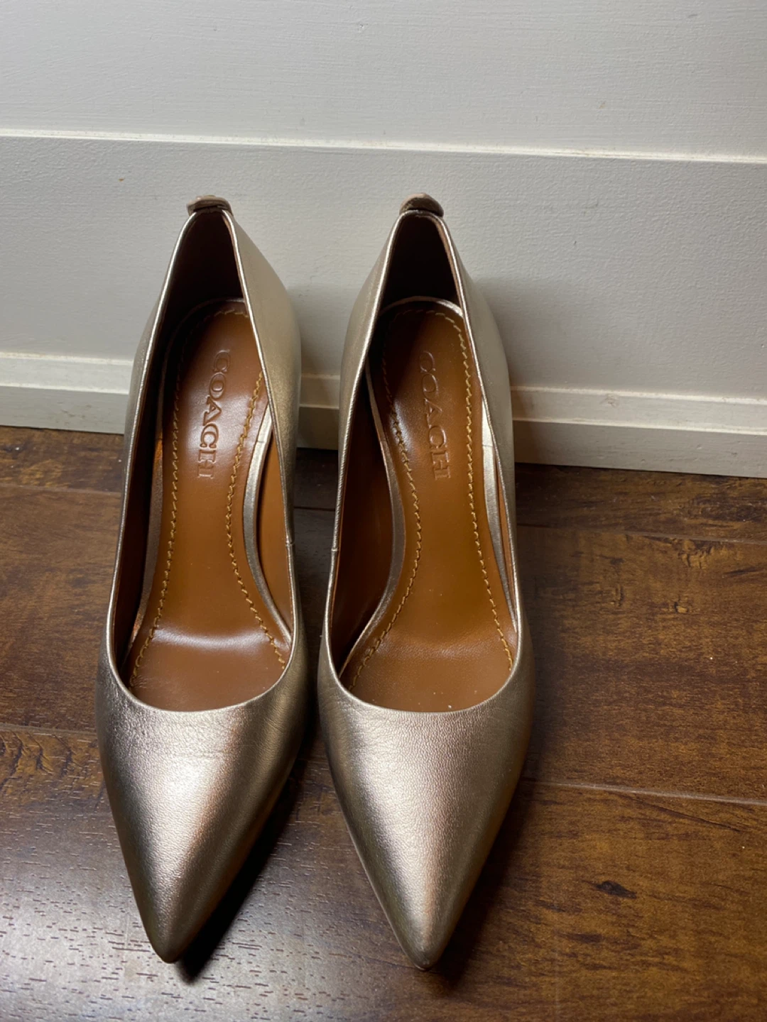 Coach Women's Gold Pointed Toe Heels Size 7.5 - photo 3