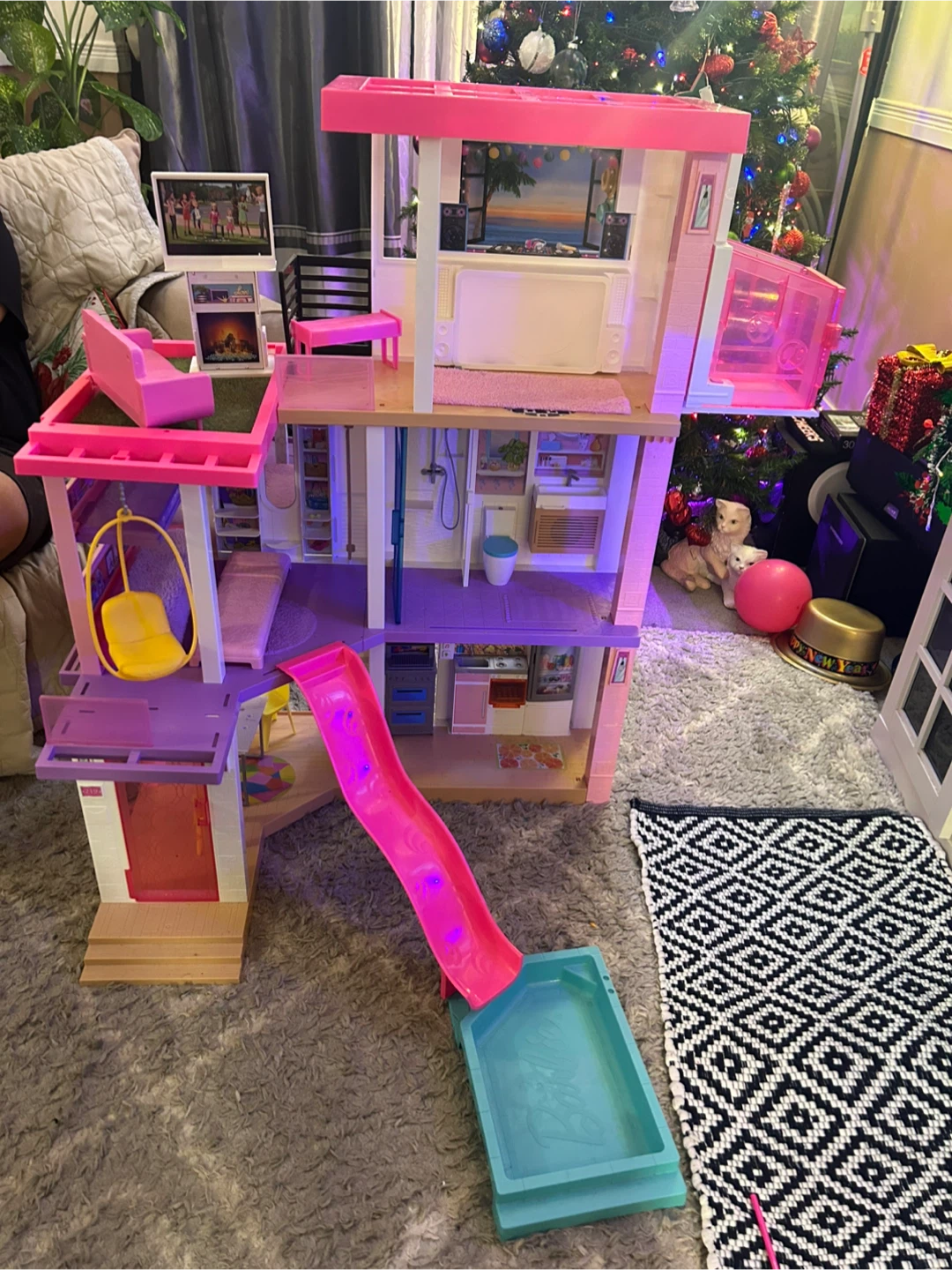 Barbie Dreamhouse Dollhouse with Accessories - photo 5