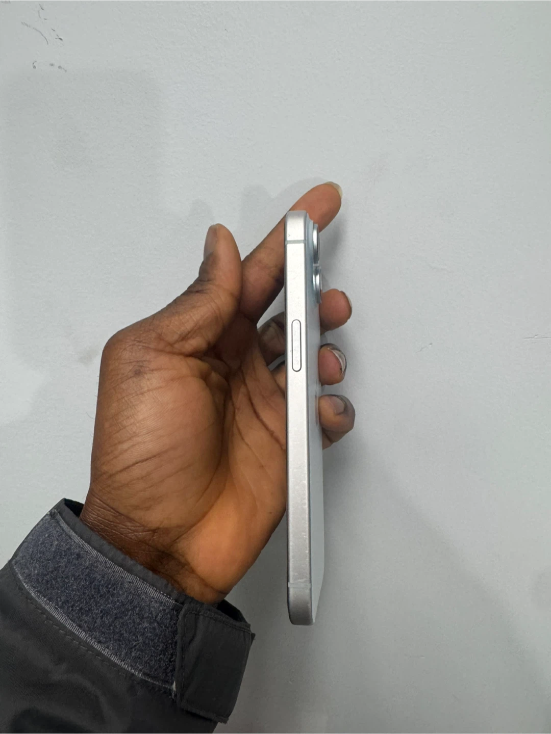 iPhone 15 - photo 2