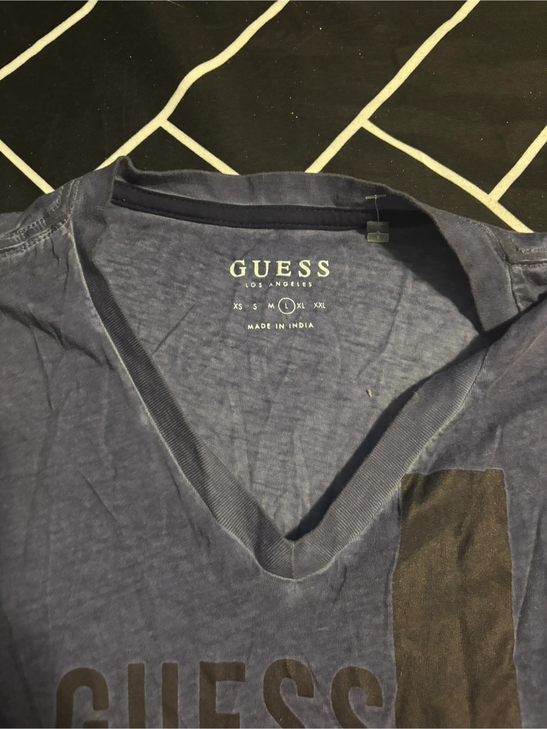 Guess Los Angeles V-Neck T-Shirt - Size Medium - photo 2