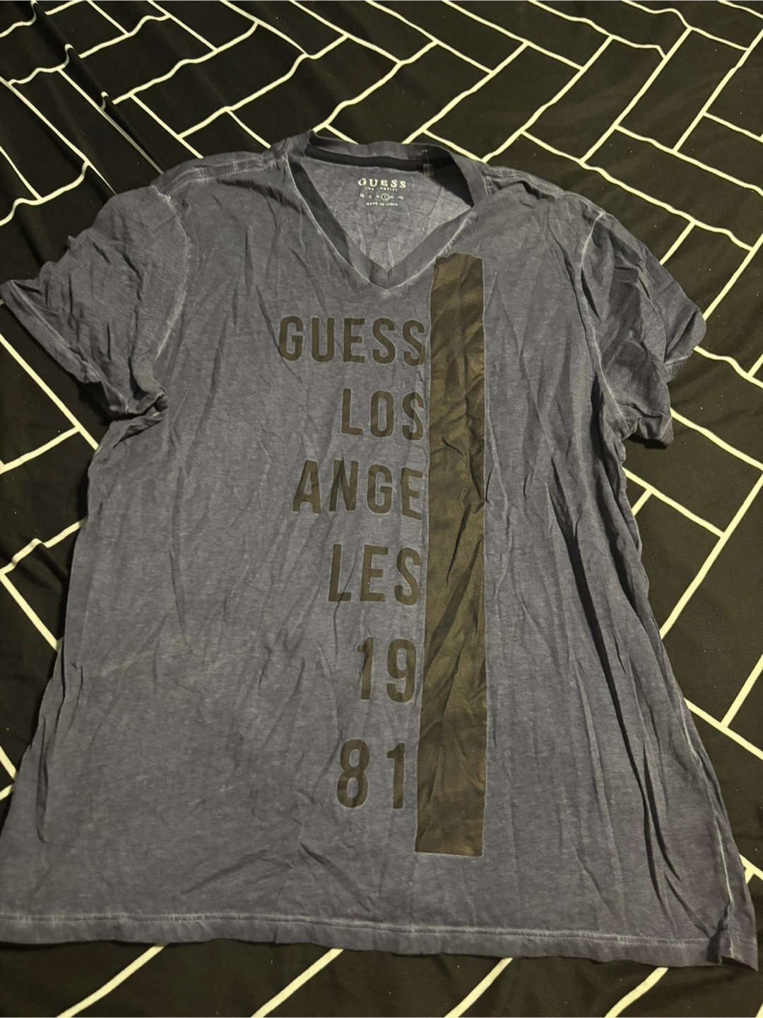 Guess Los Angeles V-Neck T-Shirt - Size Medium