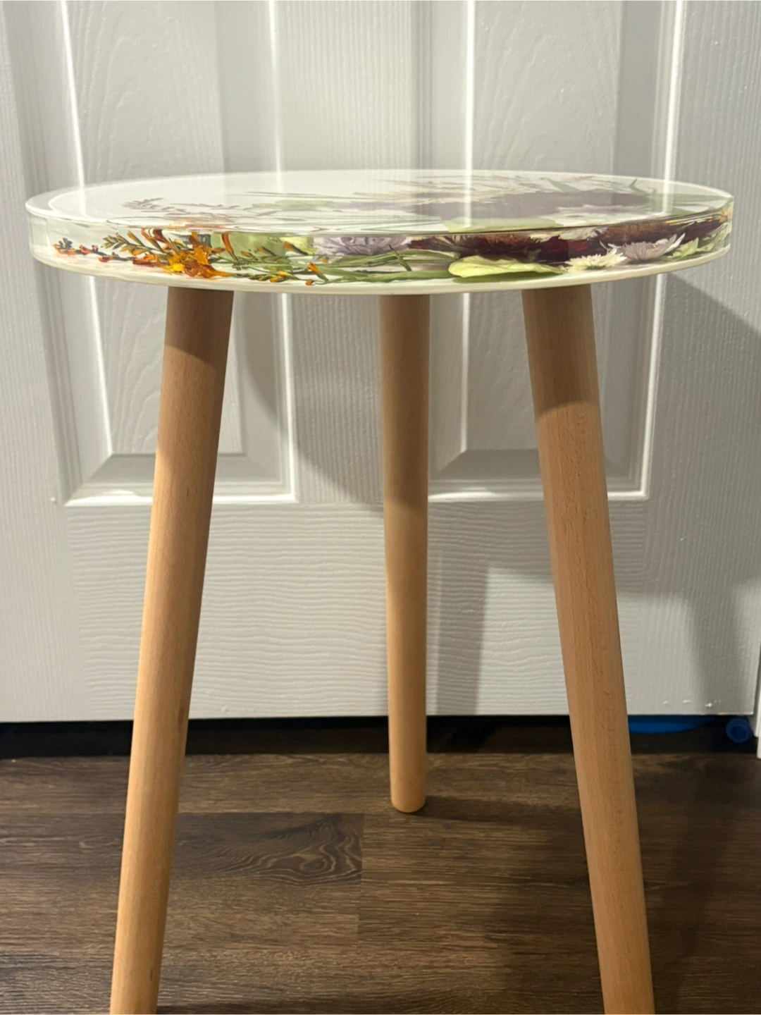 White Round Side Table with Dried Flowers