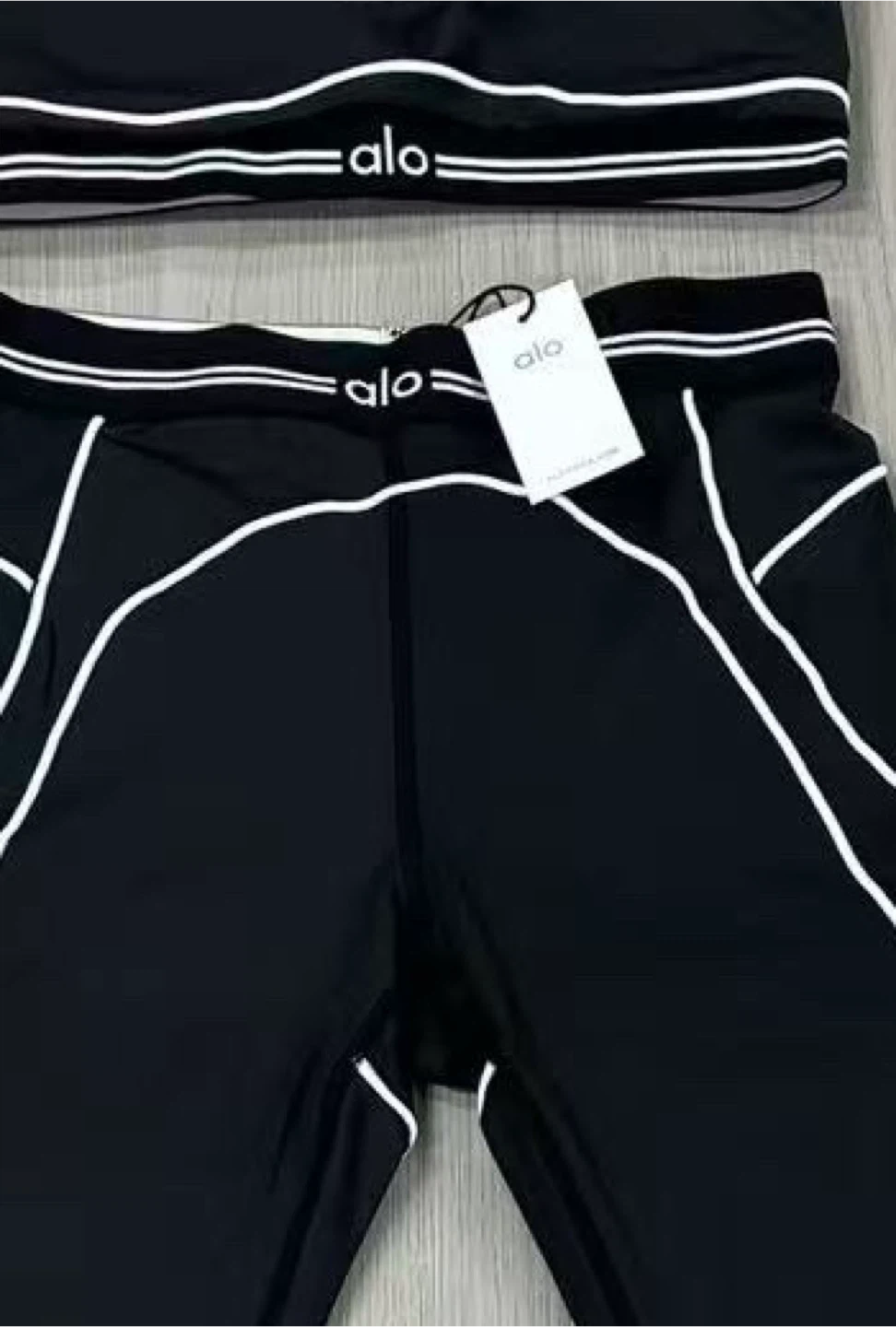 Alo Yoga Black Sports Bra and Leggings Set - photo 2