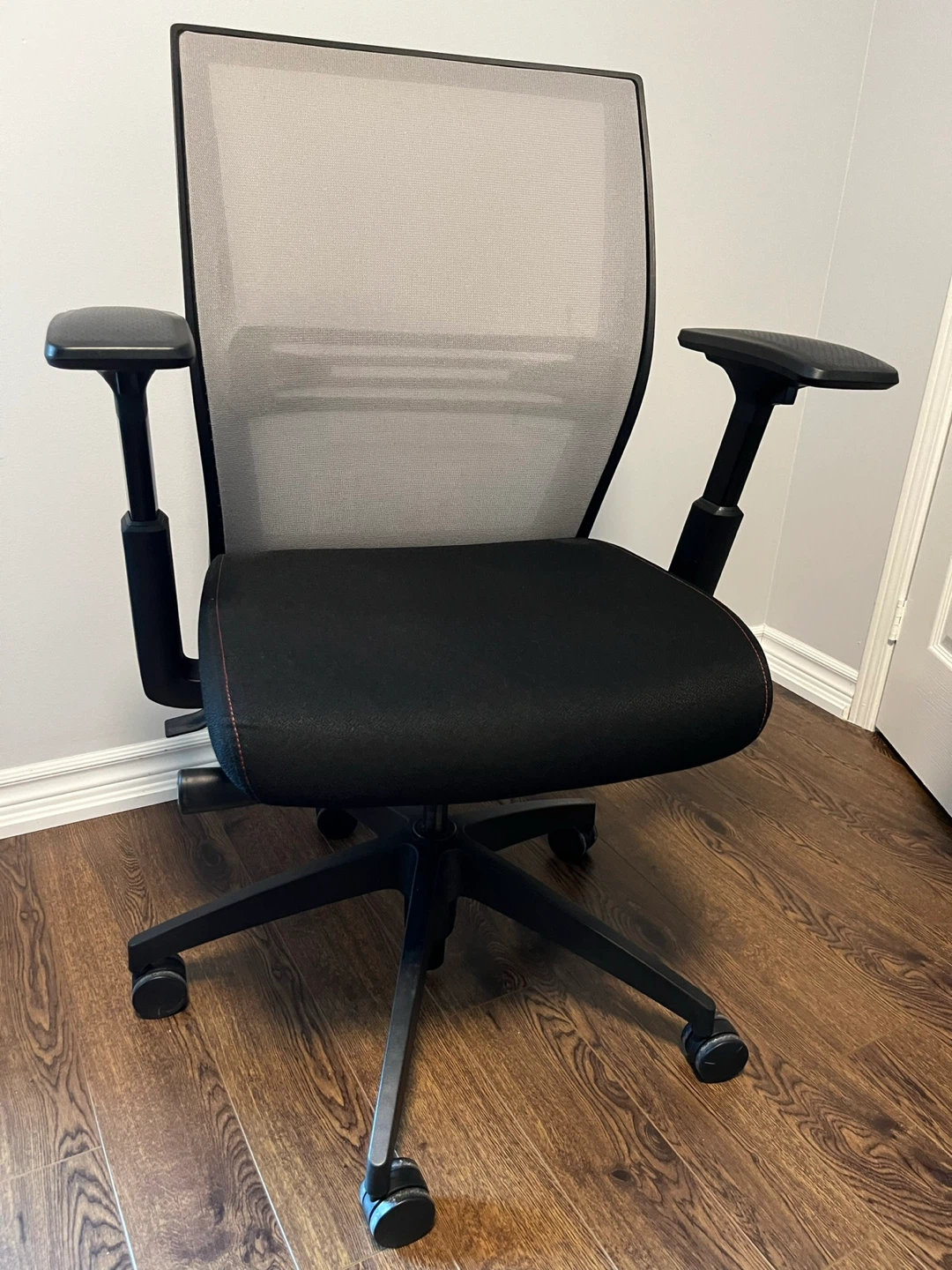 Ergonomic Mesh Office Chair - Black - photo 2
