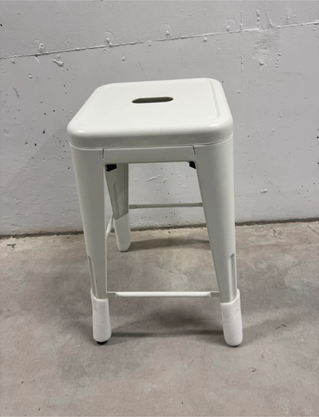 White Metal bar Stool indoor/outdoor