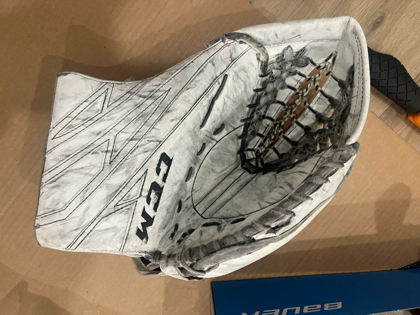 CCM Goalie Glove - photo 2
