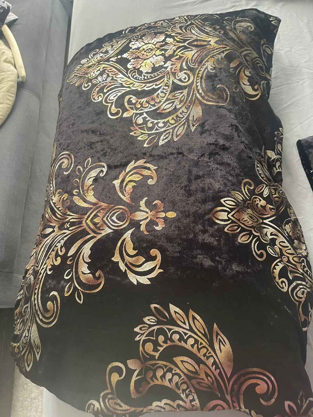 Black velvet pillow cover with gold damask pattern - photo 4