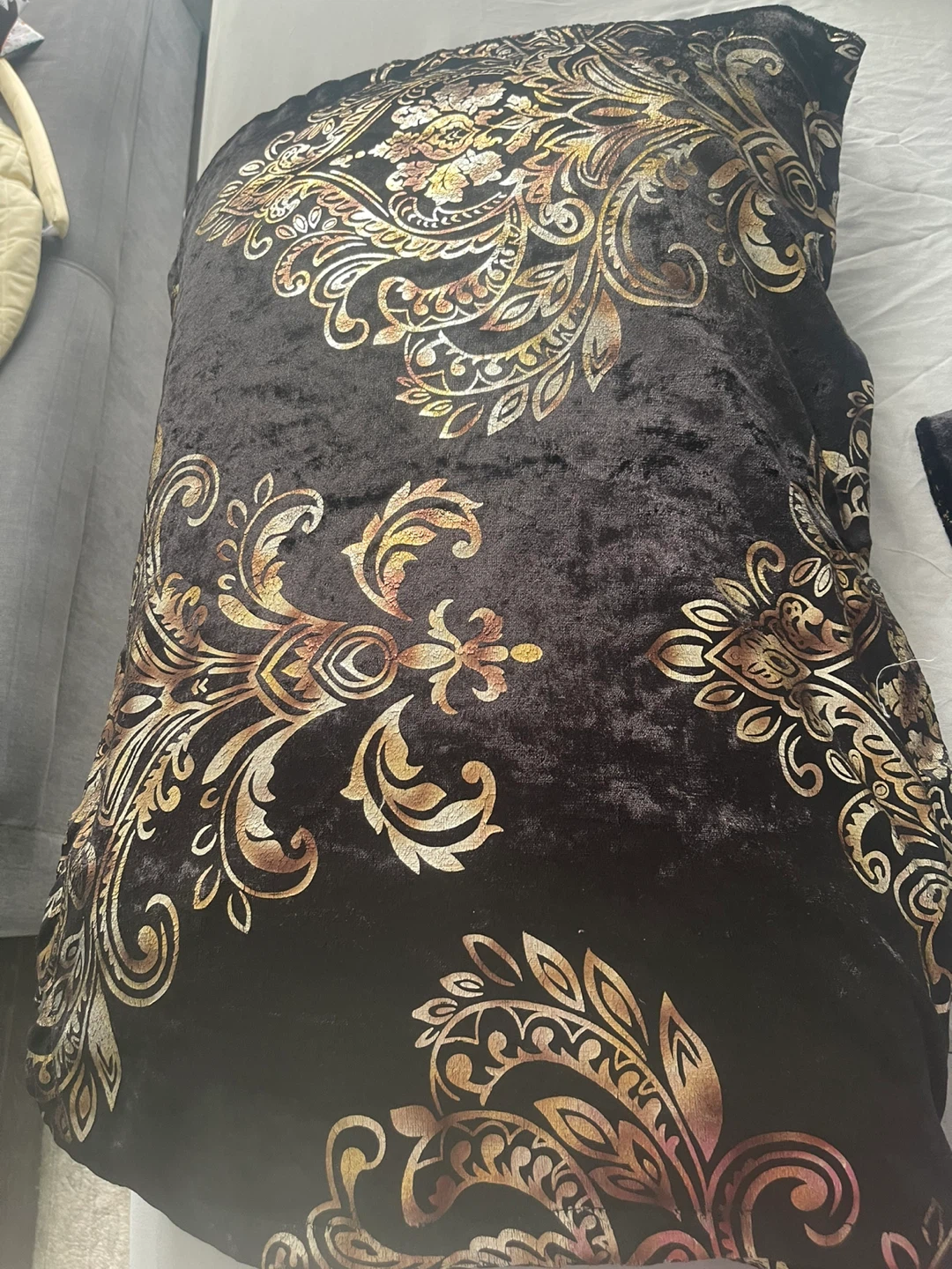 Black velvet pillow cover with gold damask pattern - photo 5