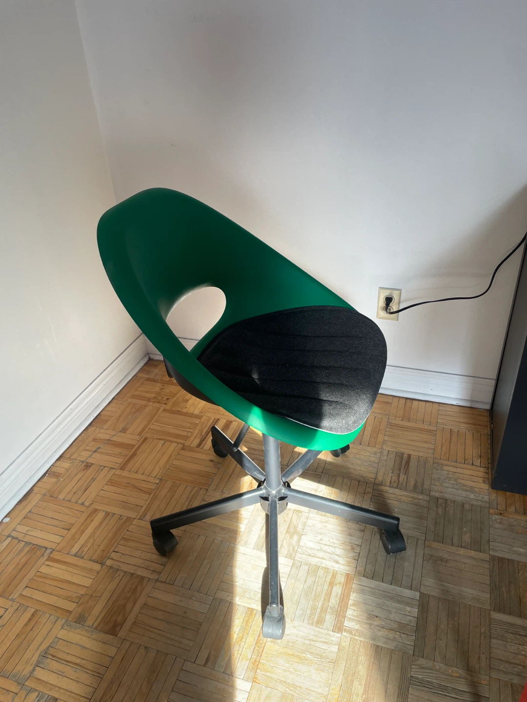 Moveout Deal: IKEA Micke Black Desk +  IKEA Swivel Chair - photo 2