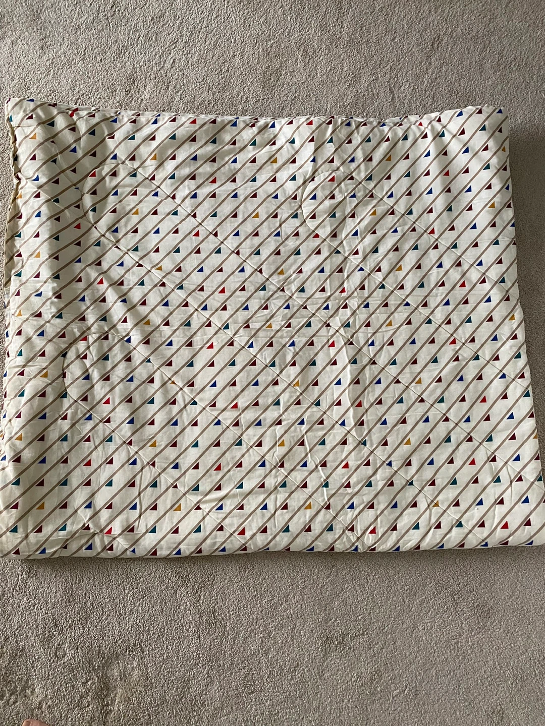 Full size Comforter with Geometric Triangle Pattern