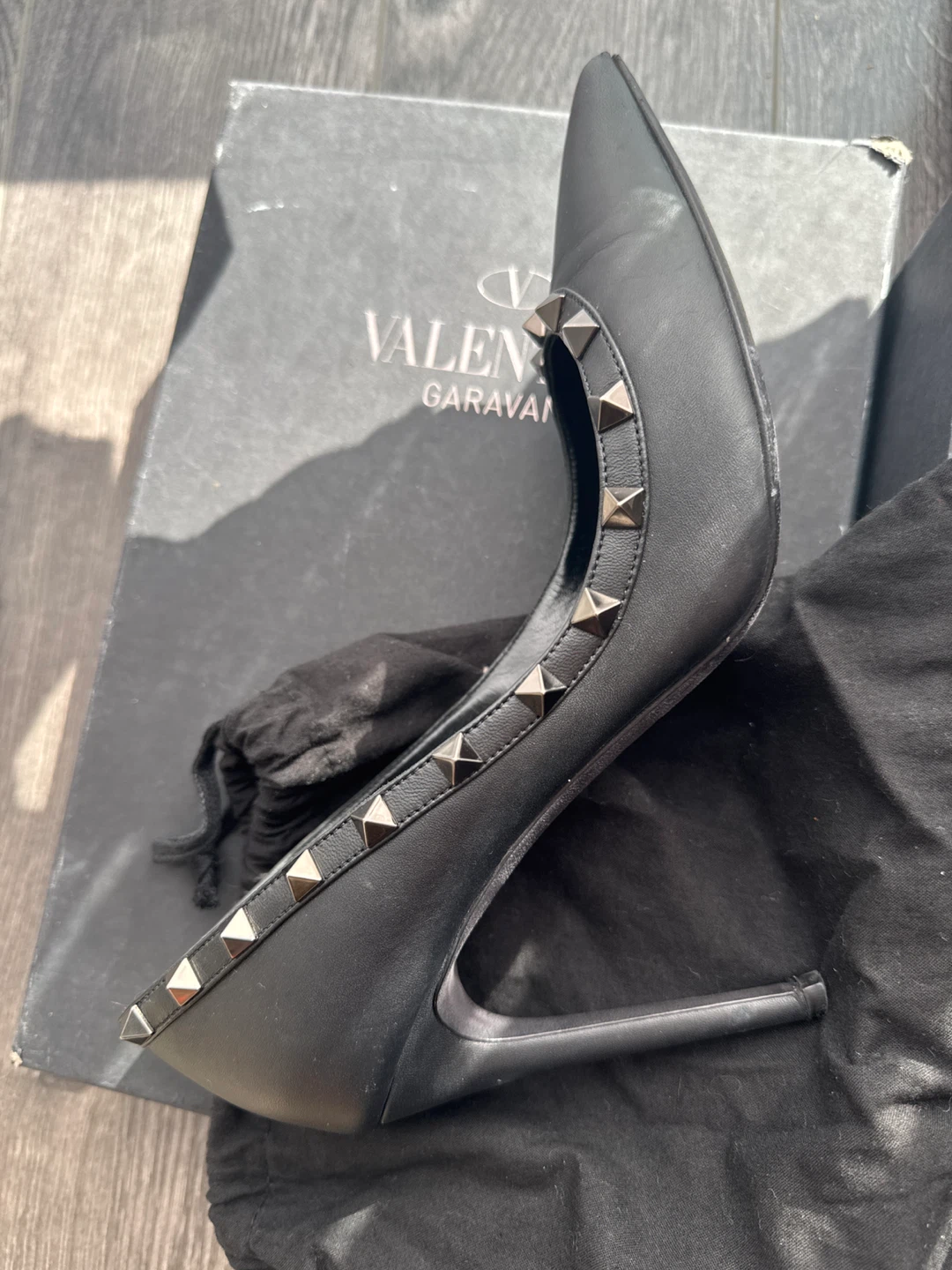 Valentino Garavani Rockstud Black Leather Pumps Size 40 - photo 2