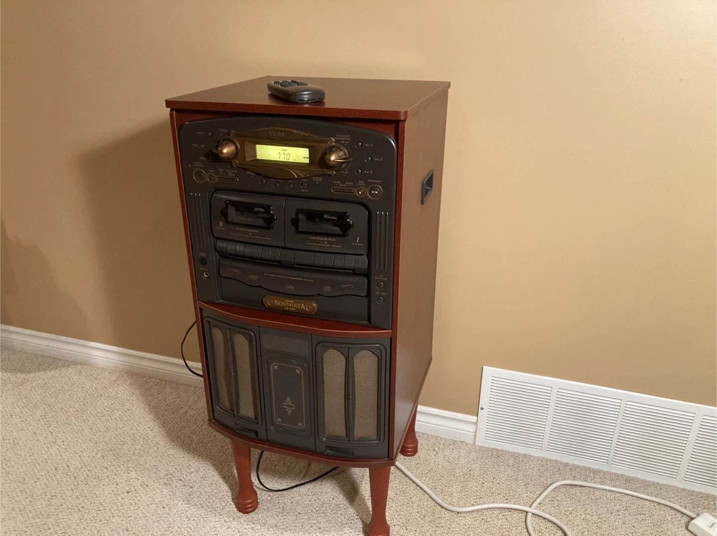 Cabinet stereo