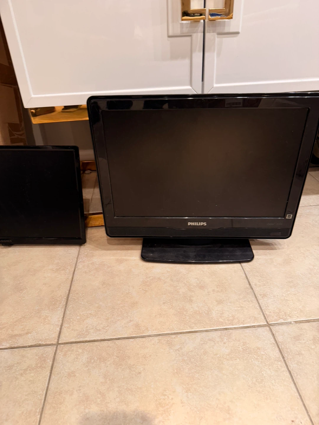 Philips, Insignia, and ViewSonic Flat Screen TVs - Bundle