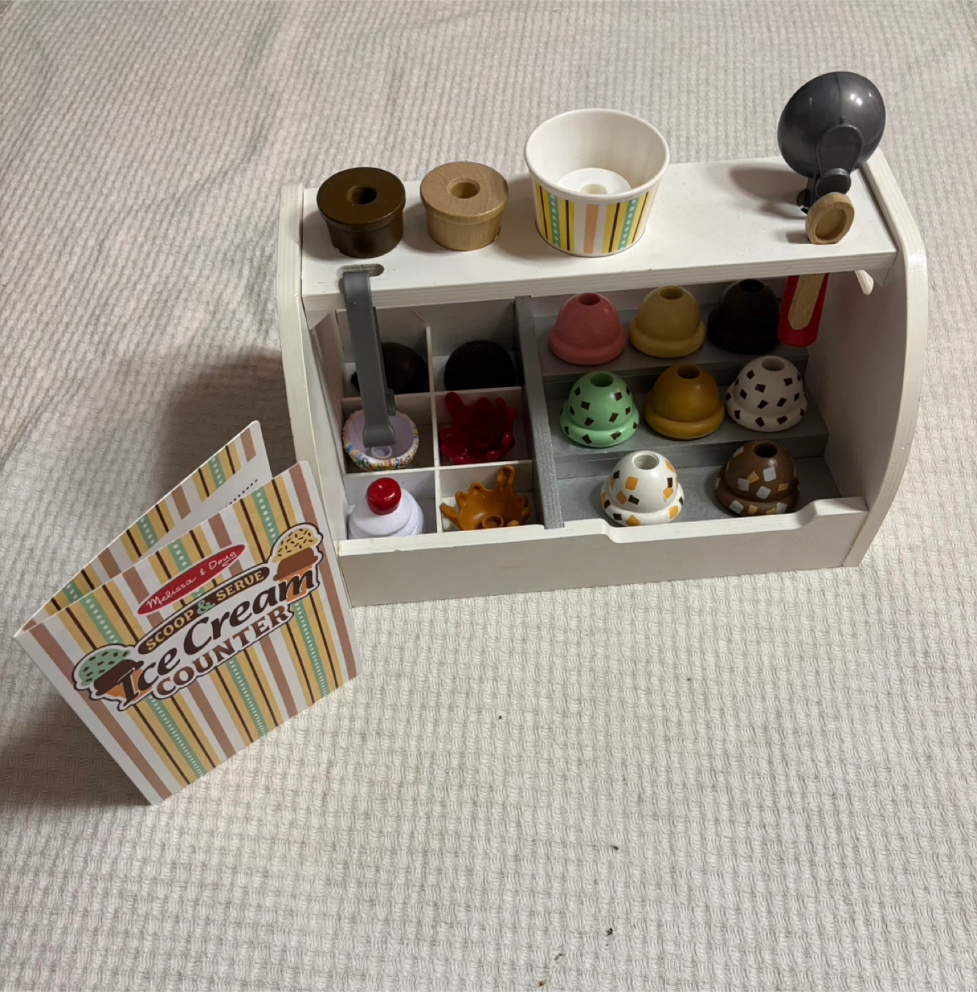 Melissa & Doug Scoop & Serve Ice Cream Counter