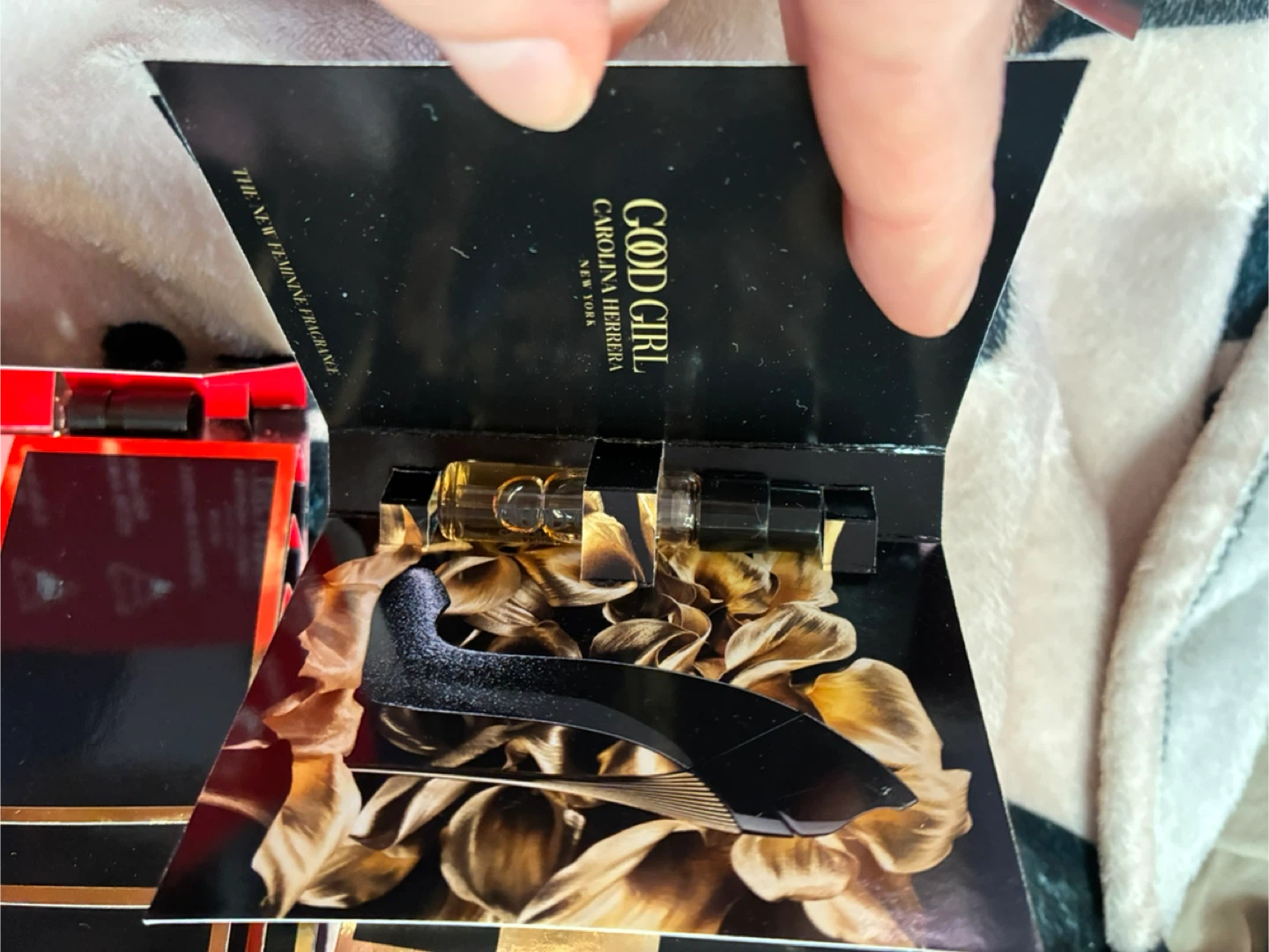 $3 each Carolina Herrera 1.5ml perfume sample - photo 3