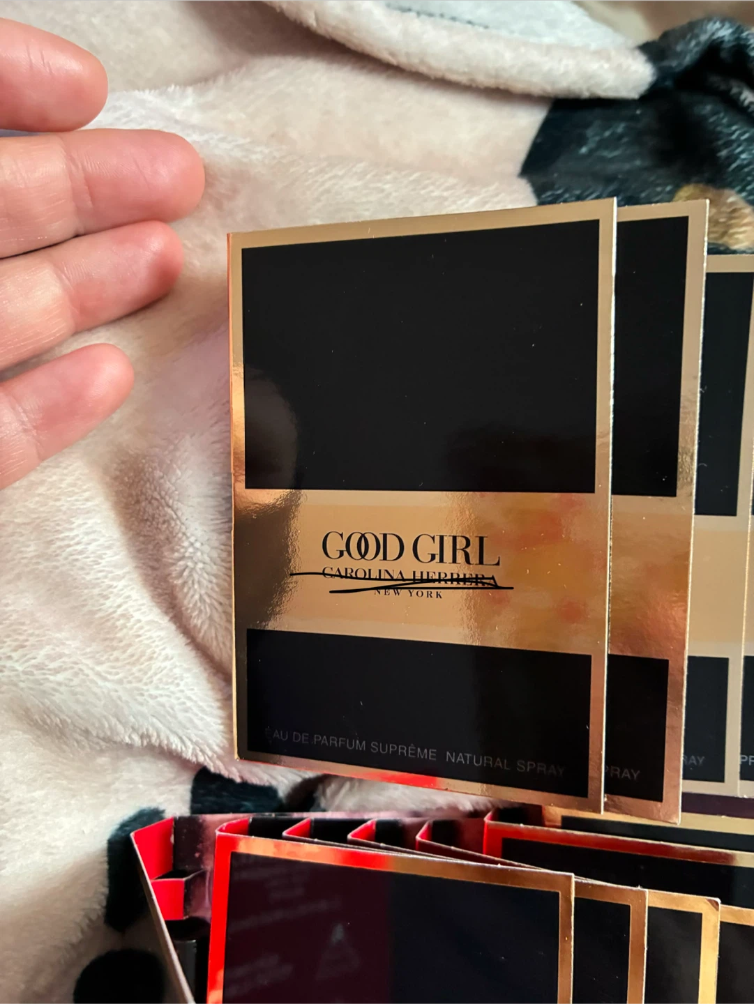 $3 each Carolina Herrera 1.5ml perfume sample - photo 2