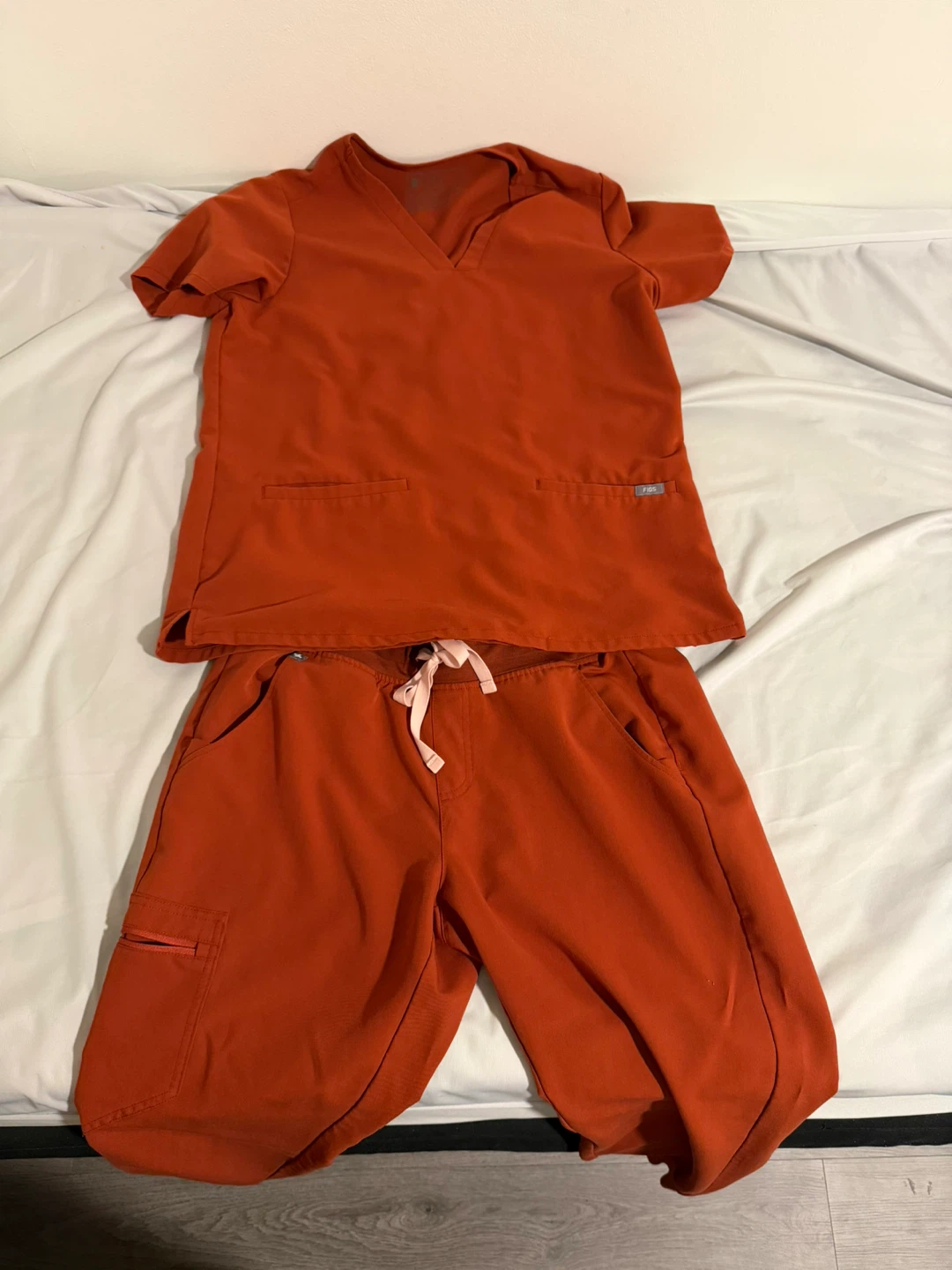 FIGS Scrub Top and Jogger Pants Set - photo 2