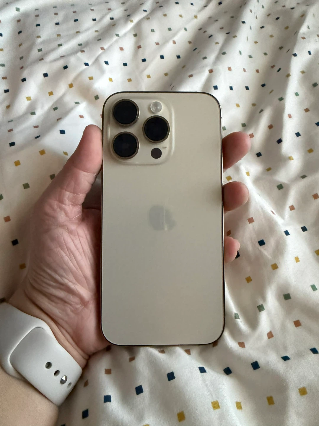 iPhone 14 Pro gold - photo 4