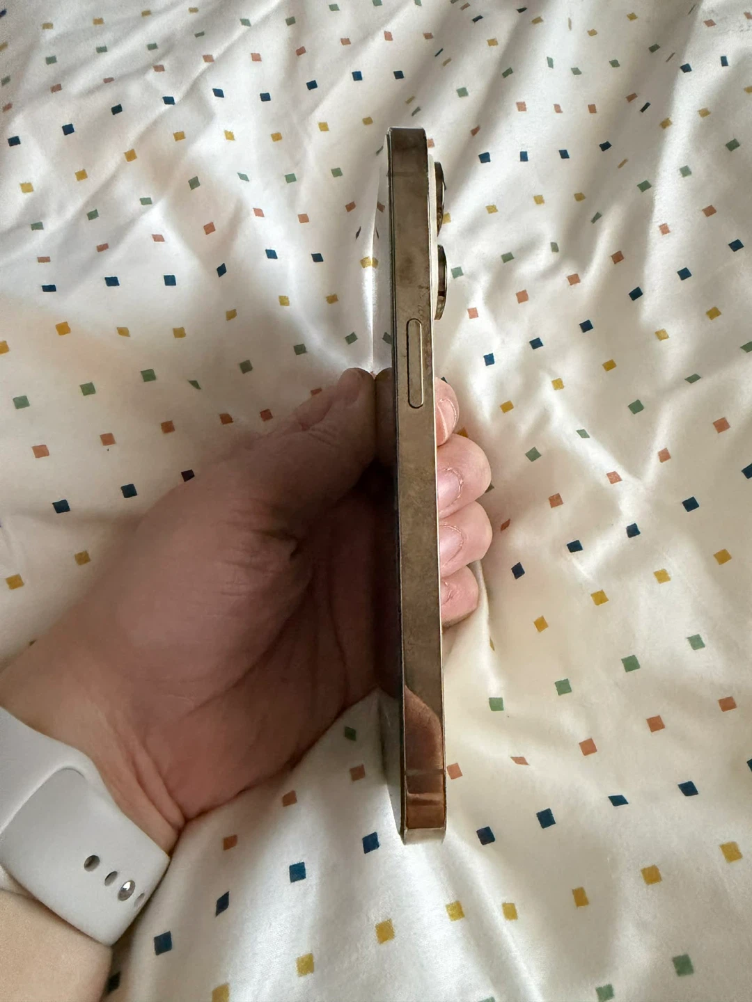 iPhone 14 Pro gold - photo 3
