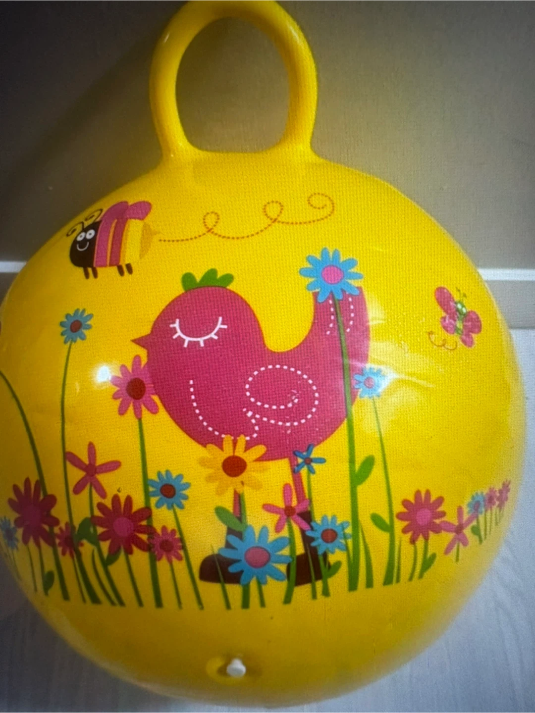 Ballon sauteur jaune avec motifs d'oiseaux et de fleurs