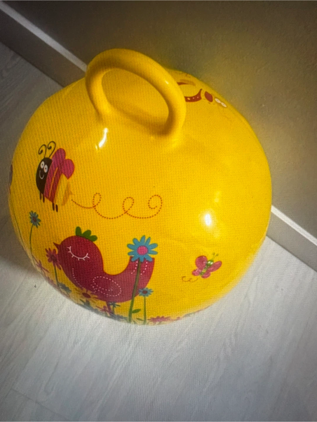 Ballon sauteur jaune avec motifs d'oiseaux et de fleurs - photo 3