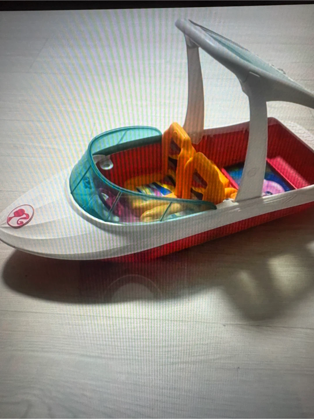 Bateau jouet Barbie avec sièges colorés